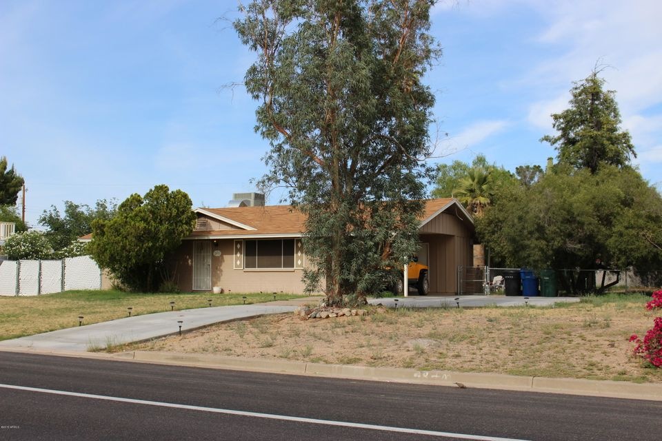Huge yard with RV gate