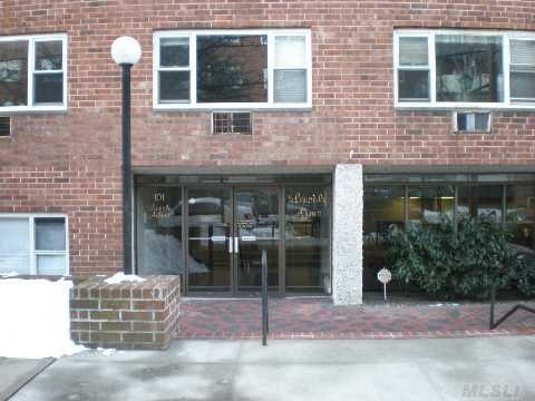 101 Lincoln Ave unit 2G, Mineola, NY 11501 - photo 1