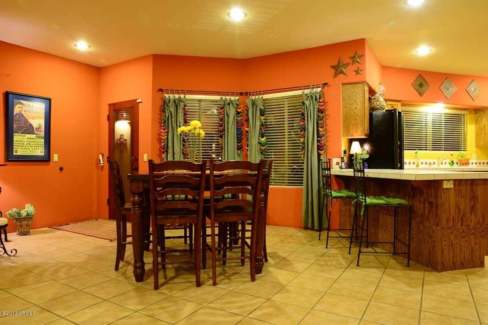 Breakfast room overlooking patio
