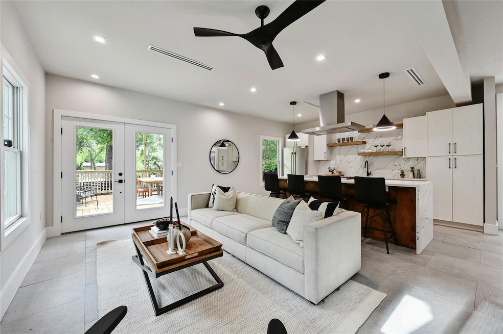 Living area with visible vents, ceiling fan, rece