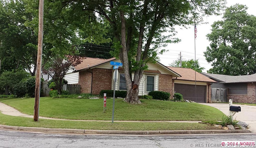 Gorgeous 3 bedroom 2 bath on corner lot, new roof,