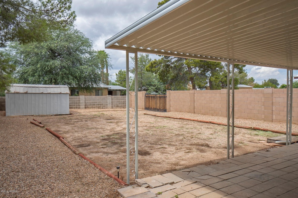 Huge fenced back yard