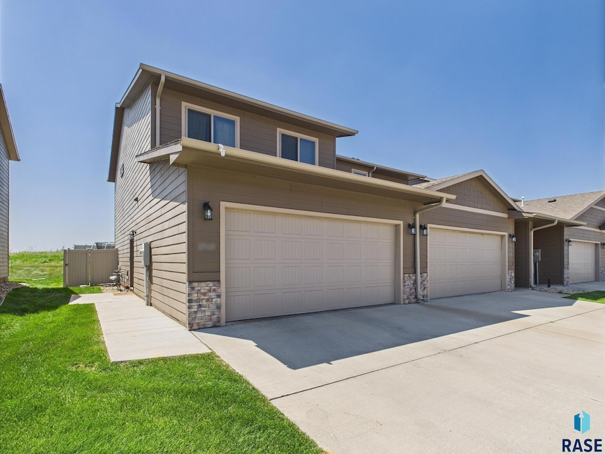 2560 E Meadowside Place, Sioux Falls, SD 57108 - photo 1