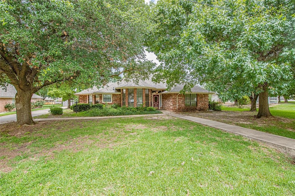 602 Aqua Vista Dr, Granbury, TX 76049 - photo 1