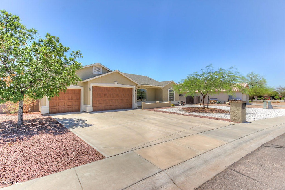 Beautiful w/3 car garage