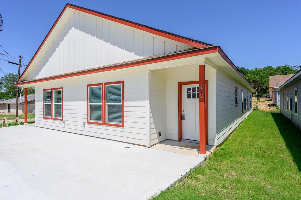 912 N Barrett Ave, Denison, TX 75020 - photo 1