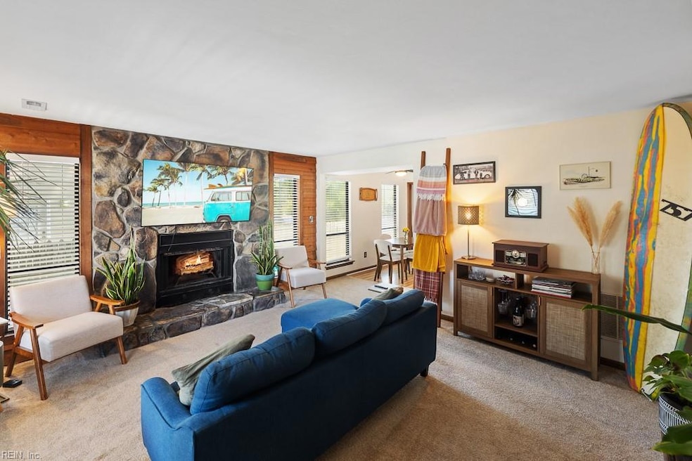 Bike to the Bay~ dont miss this towhouse close to 