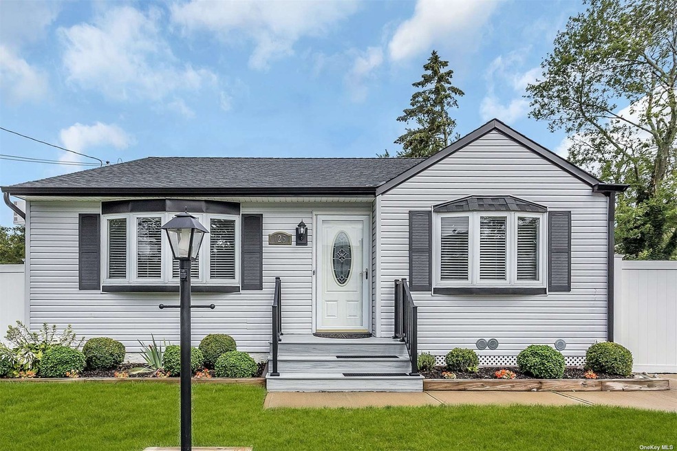 125 Kensington Ct, Copiague, NY 11726 - photo 1