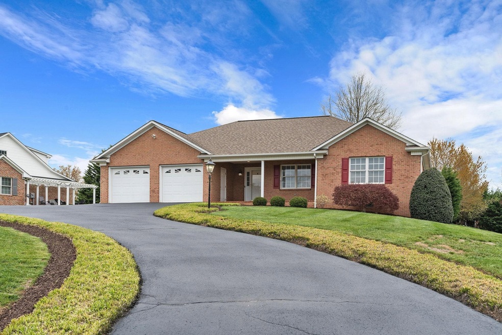 98 Gloucester Rd, Stuarts Draft, VA 24477 - photo 1