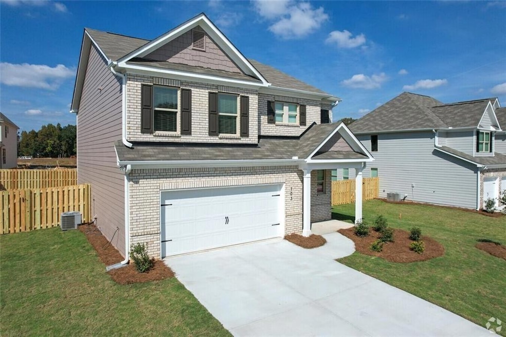 Craftsman inspired home featuring a front lawn, a 