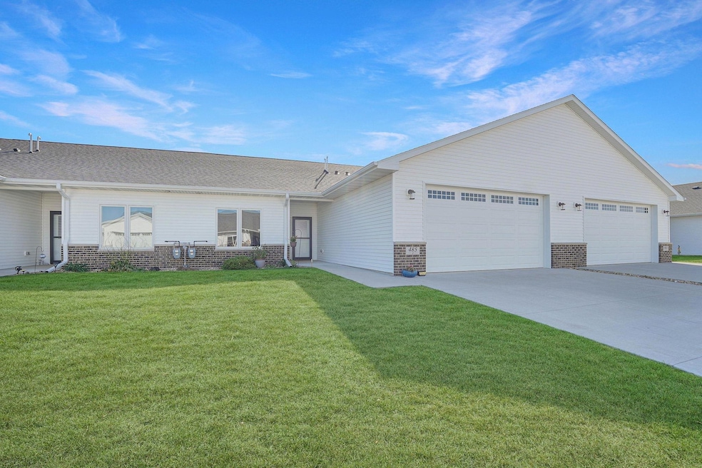 485 Autumn Ln unit 2, Cedar Falls, IA 50613 - photo 1