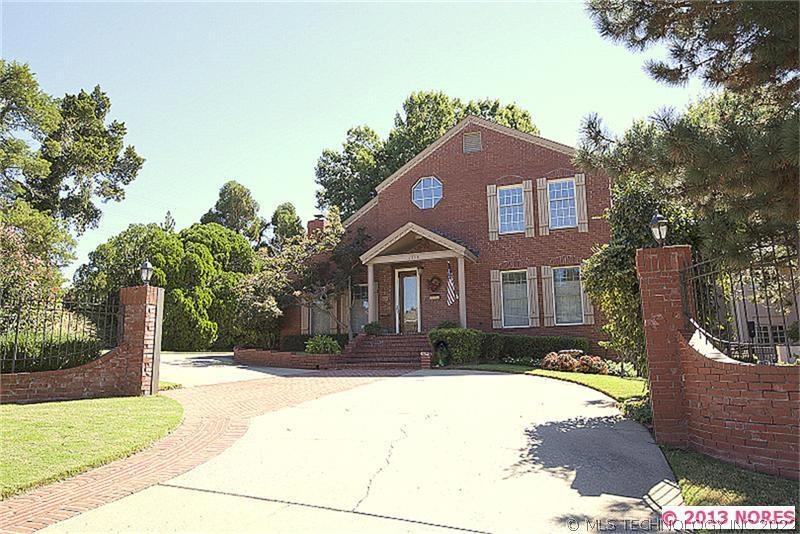 This 1984 Colonial  is nestled in the Maple Ridge