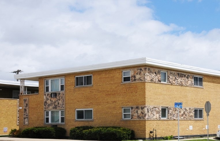 4751 25th Ave unit 5, Schiller Park, IL 60176 - photo 1