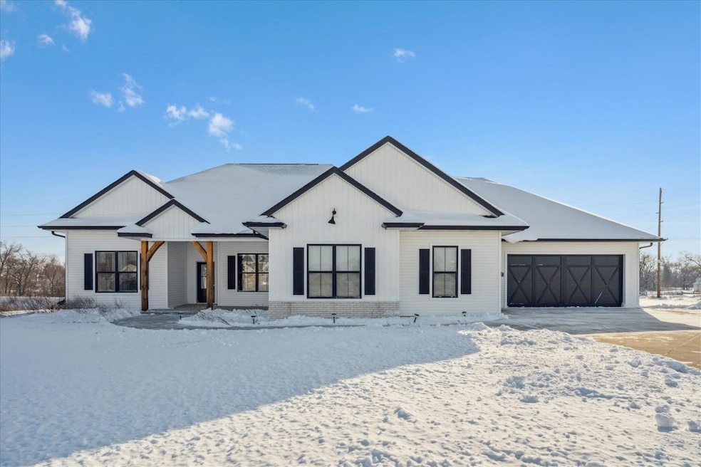 9243 Feather Ridge Pass, Cedar Rapids, IA 52411 - photo 1