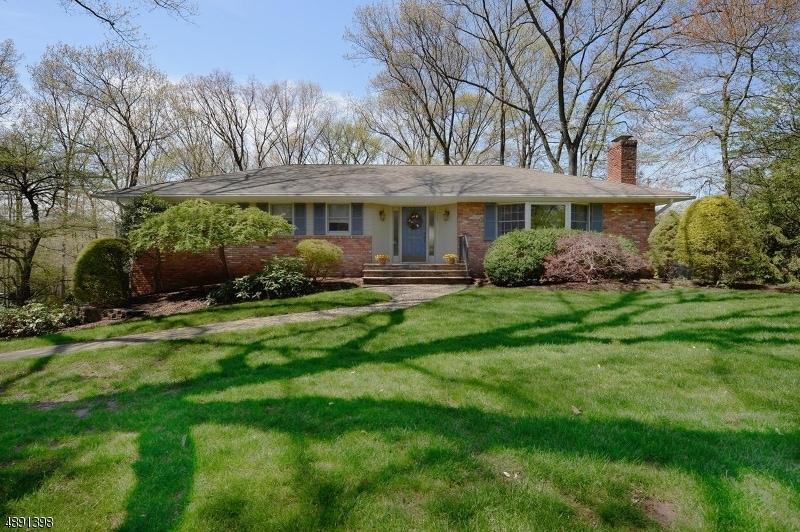 715 Laurel Ln, Wyckoff, NJ 07481 - photo 1