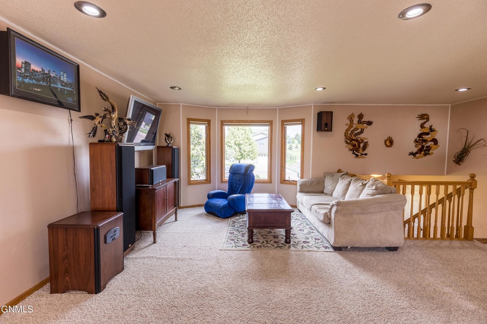 801 E Calgary Ave-08