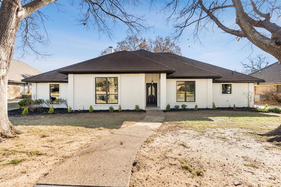 621 Evergreen Dr, Hurst, TX 76054 - photo 1