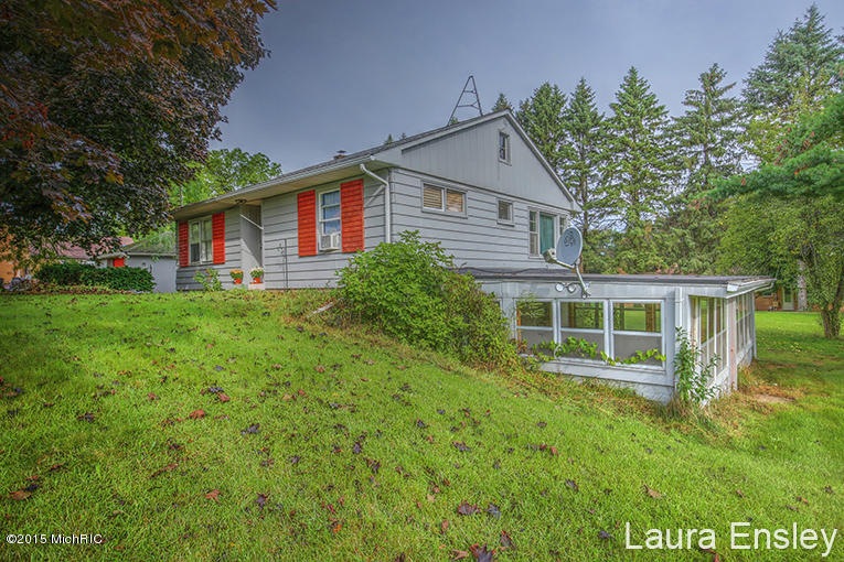 231 E Beech St, Cedar Springs, MI 49319 - photo 1