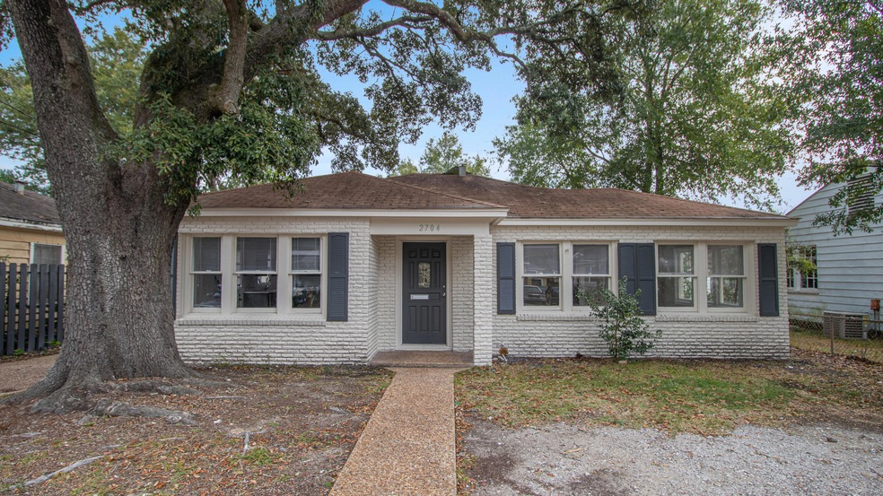 2704 & 2706 Pine Ave-100