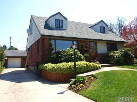 27 Tredwell Rd, Mineola, NY 11501 - photo 1