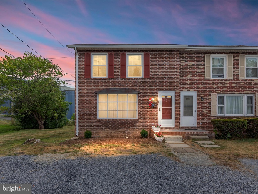 954 Jackson St, Strasburg, VA 22657 - photo 1