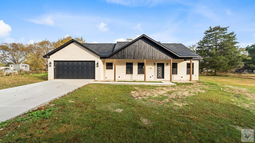 105 Oak St, Maud, TX 75567 - photo 1