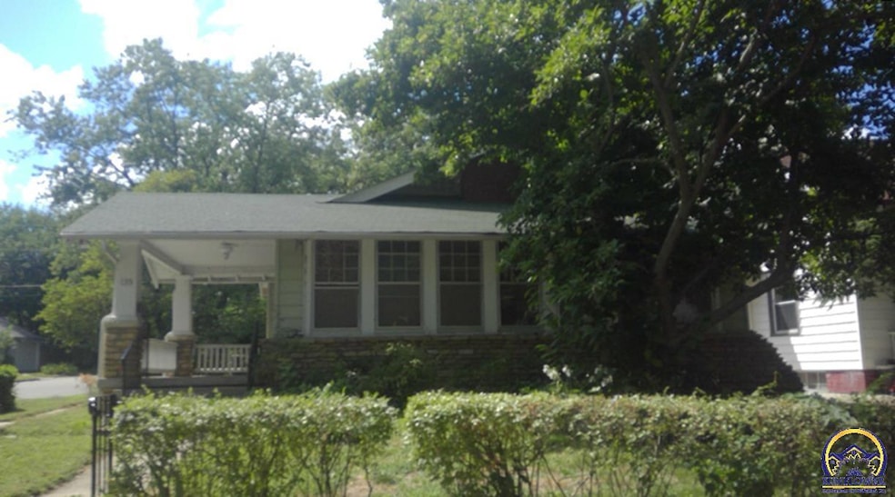 135 SW Courtland Ave, Topeka, KS 66606 - photo 1
