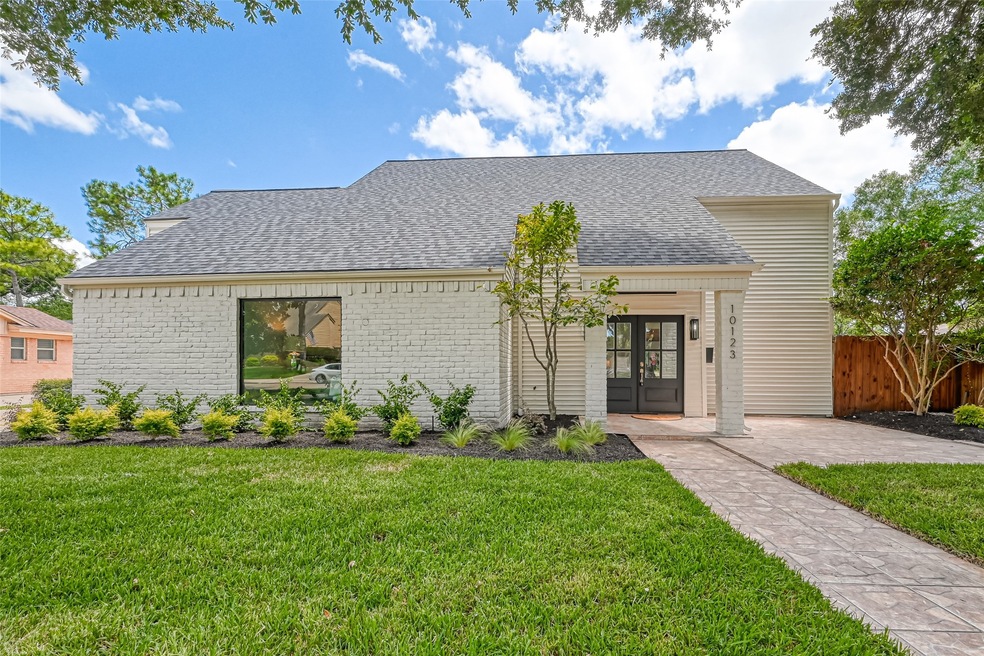 10123 Meadow Lake Ln, Houston, TX 77042 - photo 1