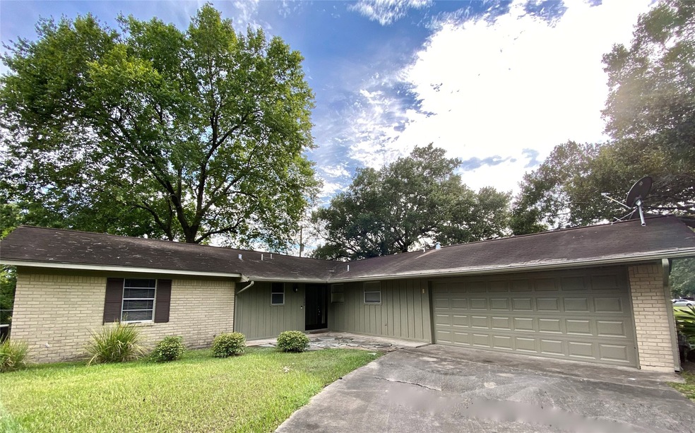 2400 Hillcrest Dr, Bay City, TX 77414 - photo 1