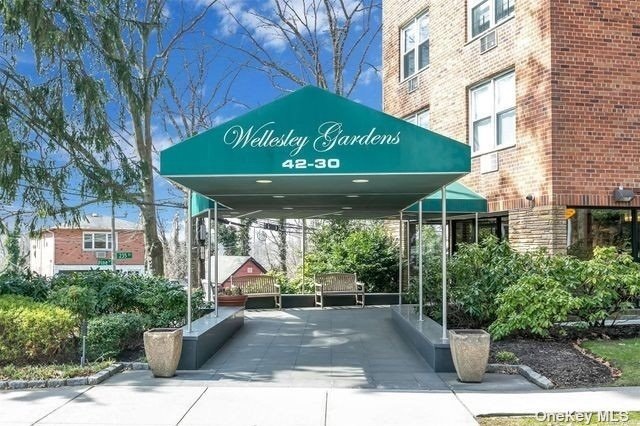 4230 Douglaston Pkwy unit 2A, Douglaston, NY 11363 - photo 1