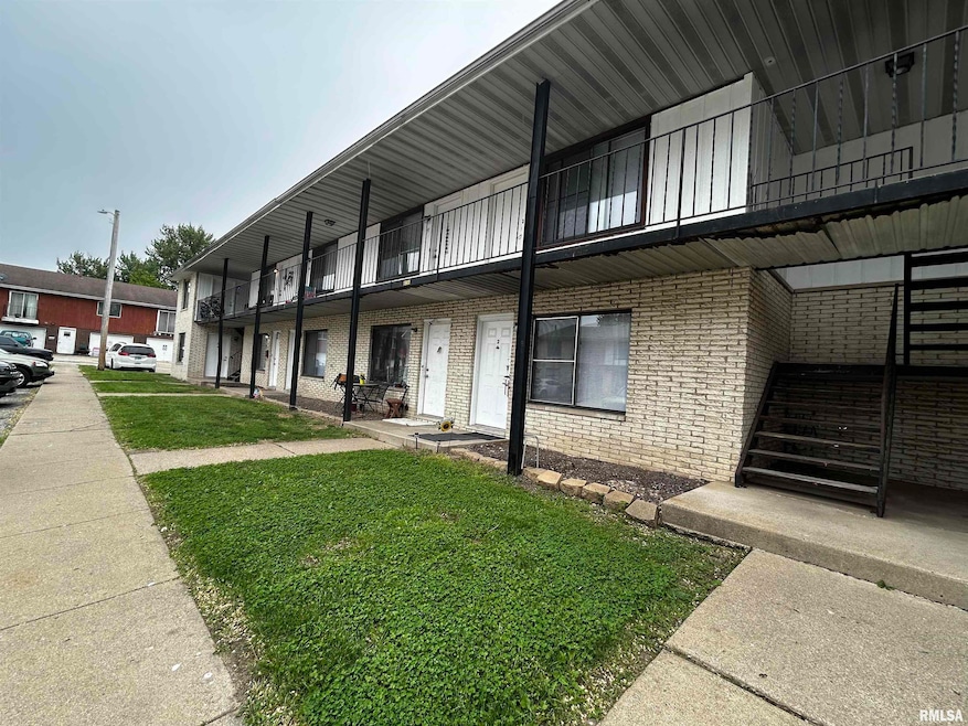 1902 Sheridan Rd unit 2, Pekin, IL 61554 - photo 1