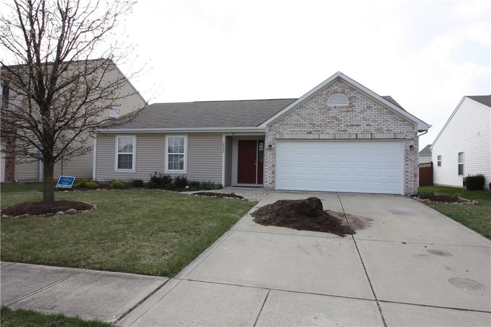 2952 Lodgepole Dr, Whiteland, IN 46184 - photo 1