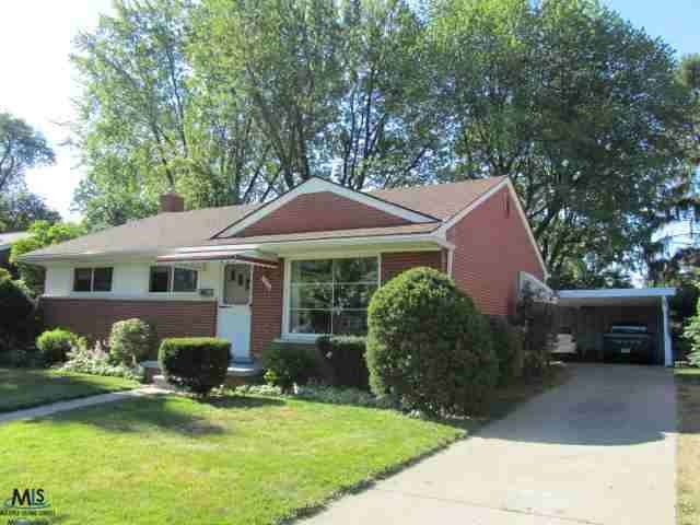 Nicely landscaped, great curb appeal!