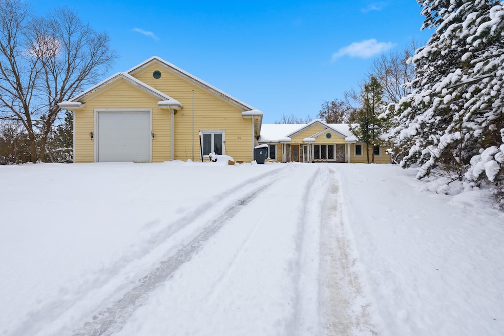 1714 Boulder Ct, Waukesha, WI 53189 - photo 1