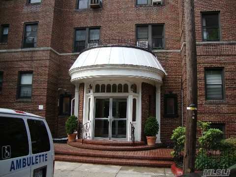 Cooperative unit 6D, Rego Park, NY 11374 - photo 1