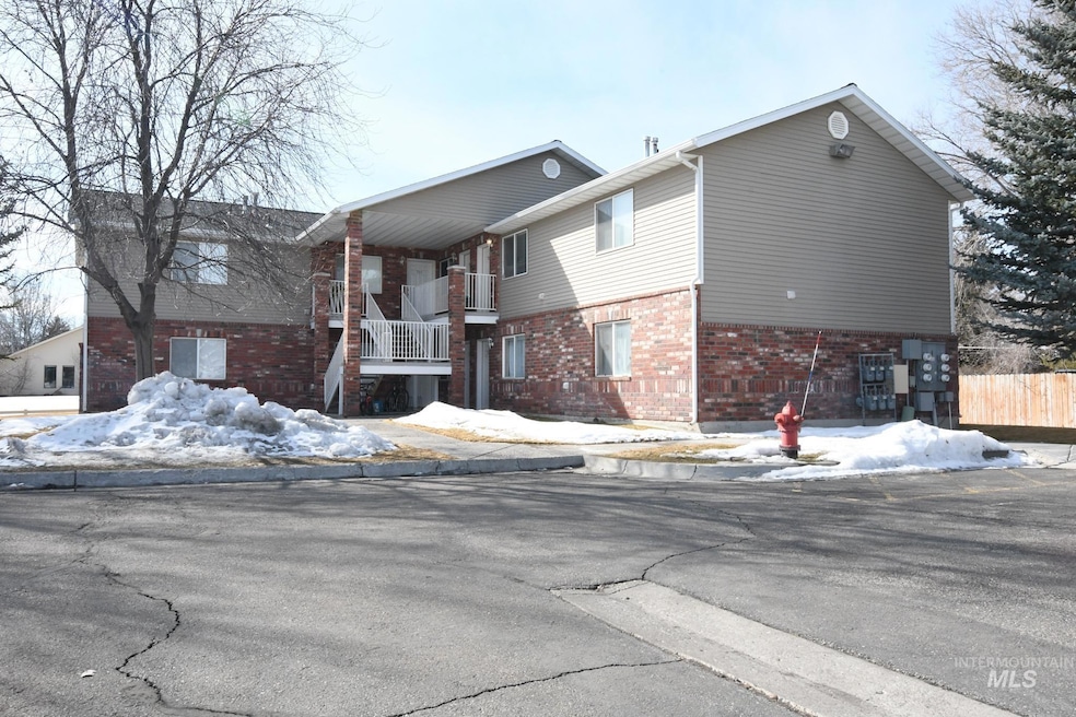 264 N 3rd E, Rexburg, ID 83440 - photo 1