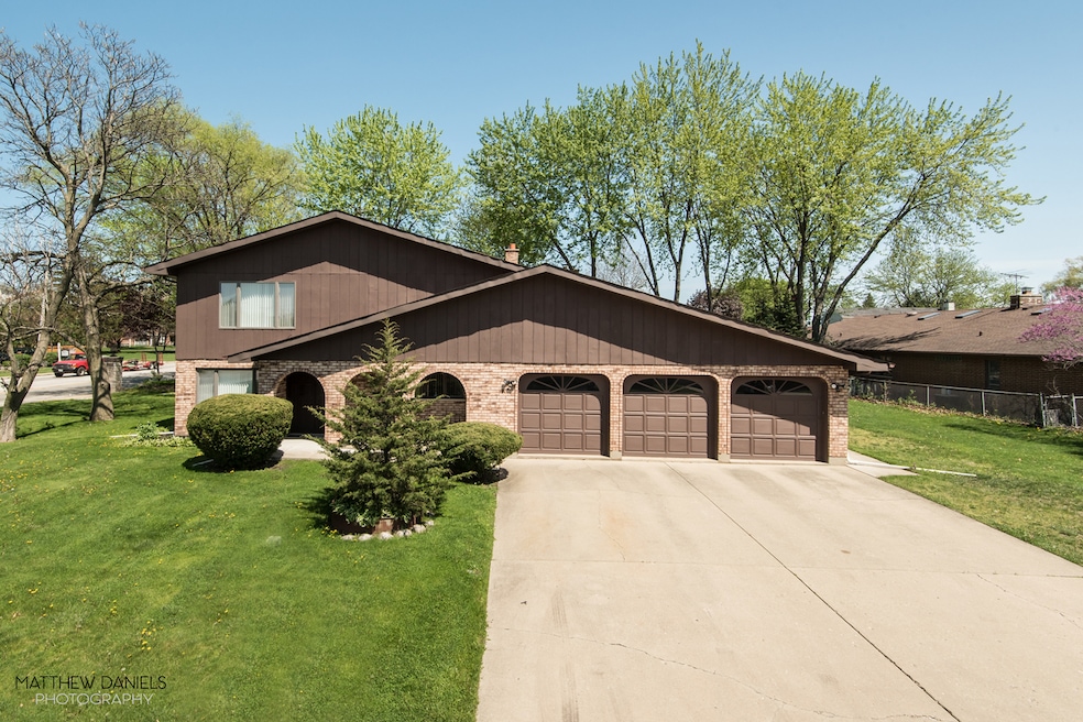 10165 Potter Rd, Des Plaines, IL 60016 - photo 1