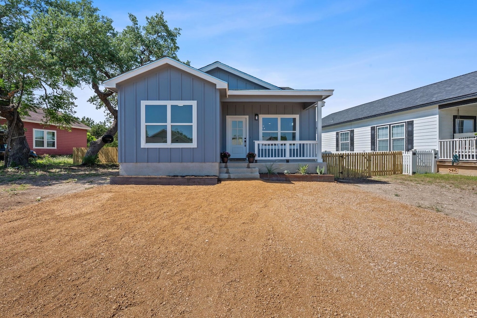 Manufactured / mobile home with board and batten 