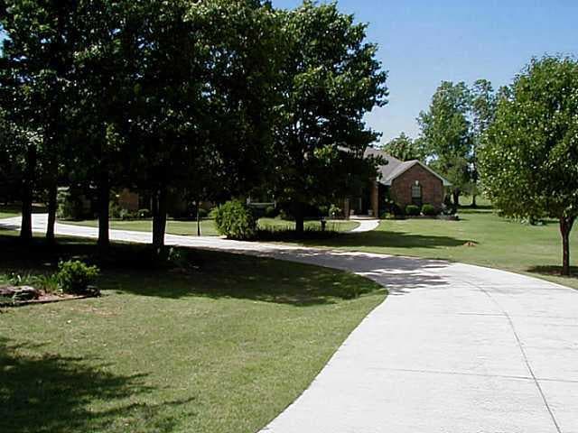 4055 S Deer Park Ln, Harrah, OK 73045 - photo 1