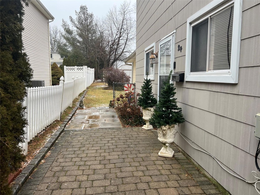 24 Gaffney St unit First Fl, Glen Cove, NY 11542 - photo 1