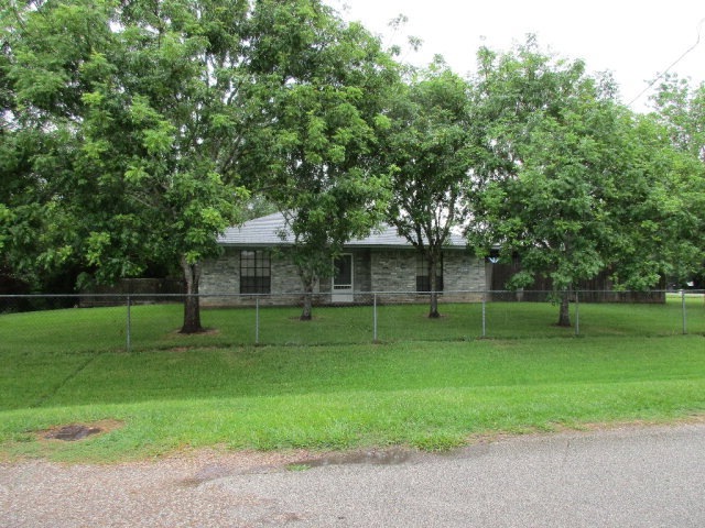 300 W Burnett St, Brazoria, TX 77422 - photo 1