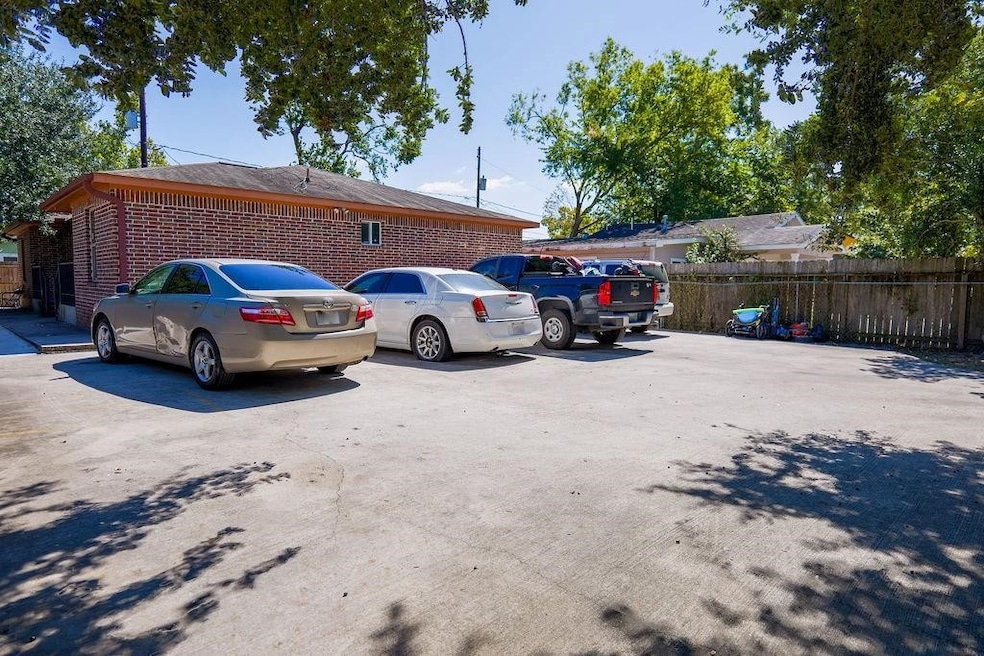 6820 Petre Dr unit B, Houston, TX 77076 - photo 1