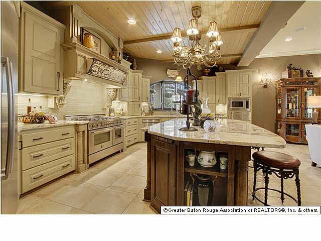 Gourmet Kitchen with all the amenities one would e