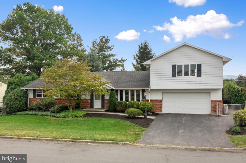 7302 Hillcrest Dr, Macungie, PA 18062 - photo 1