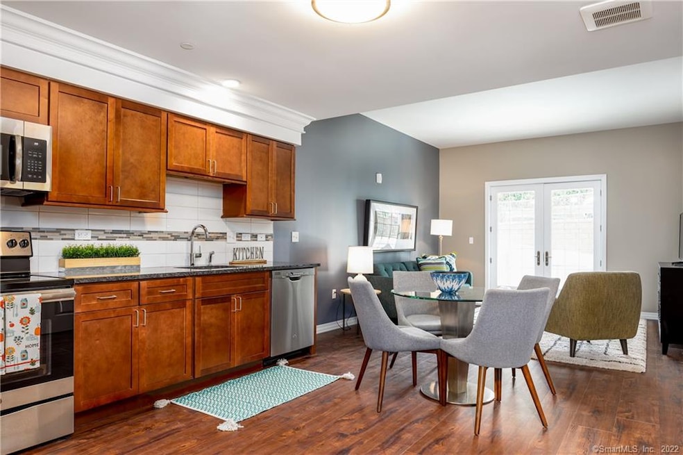 719 Post Rd unit 208, Darien, CT 06820 - photo 1