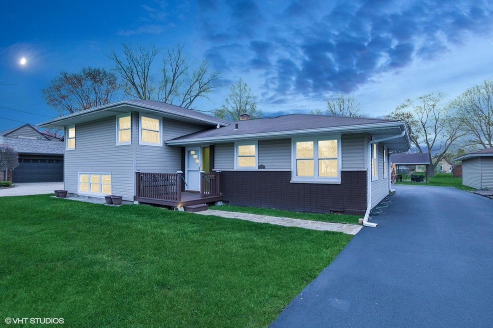 03_737NHarveySt_572_FrontView_Large