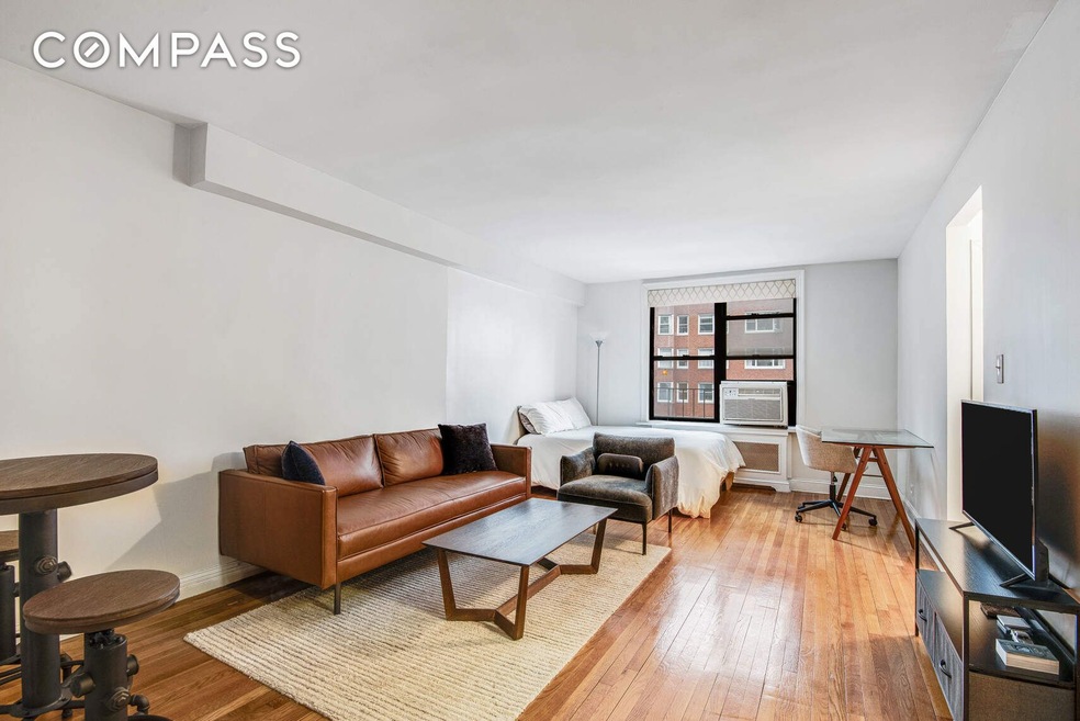 305 E 72nd St unit 4CN, New York, NY 10021 - photo 1