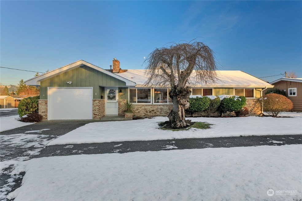 1079 Florence St, Enumclaw, WA 98022 - photo 1