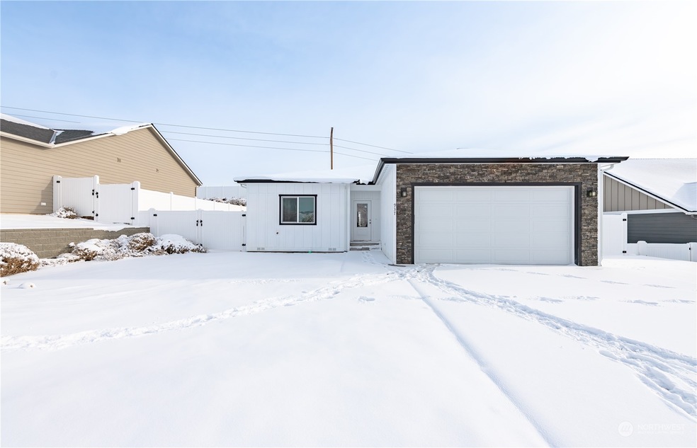 937 N Macaw Ave, East Wenatchee, WA 98802 - photo 1