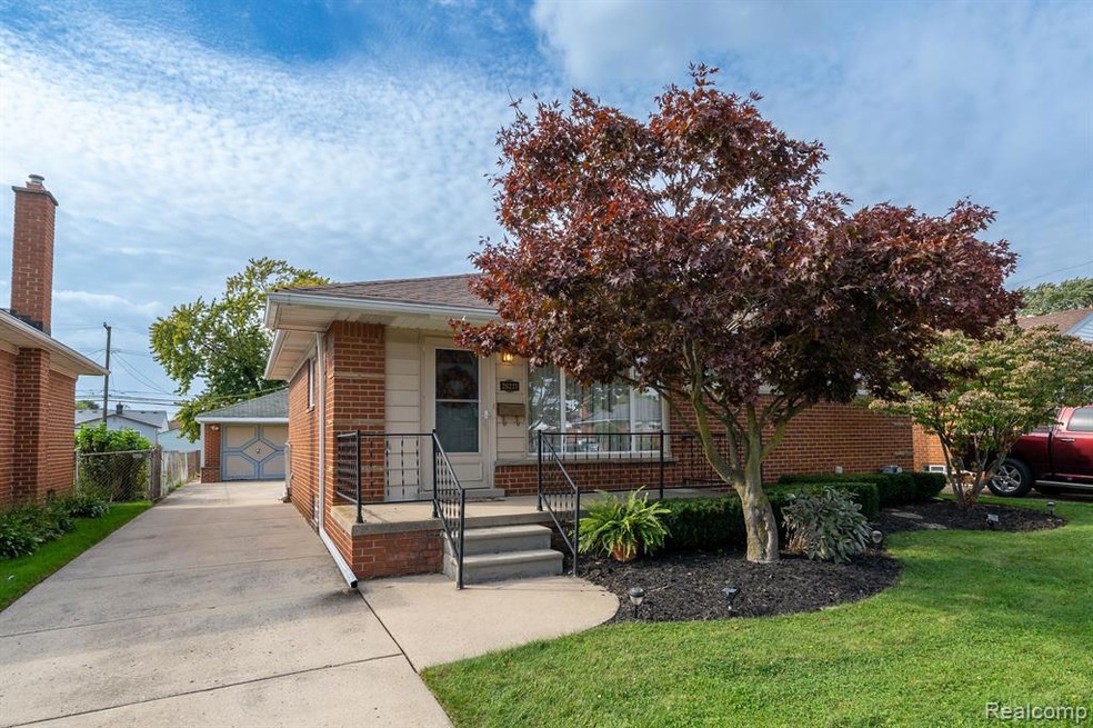 26221 Janet Ct, Roseville, MI 48066 - photo 1